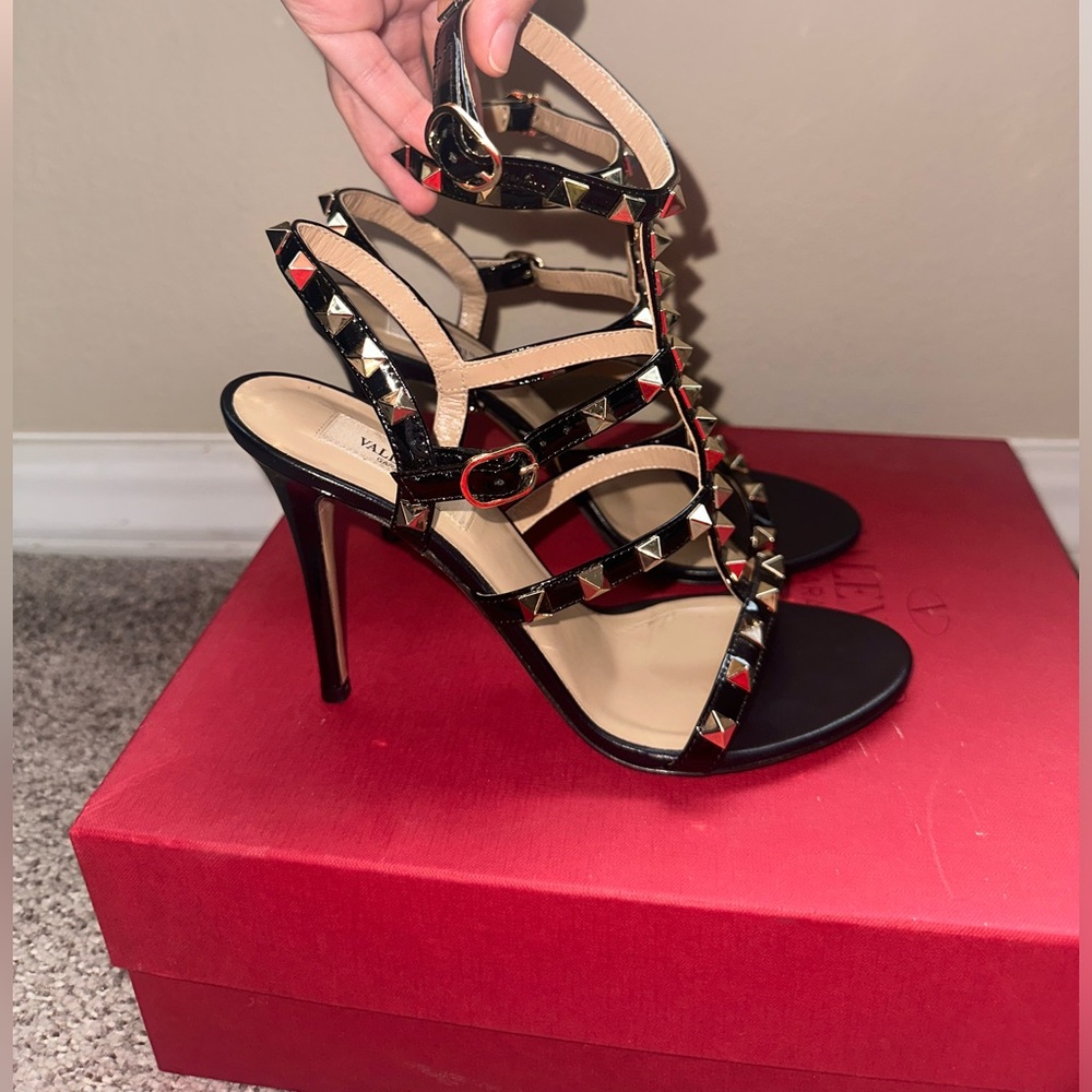ROCKSTUD CALFSKIN ANKLE STRAP SANDAL